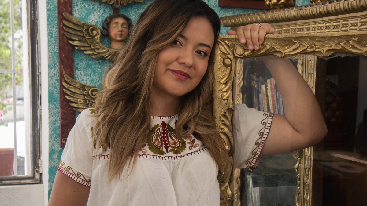 La artista quiteña Ale Robalino lanza Cromática, su nuevo álbum