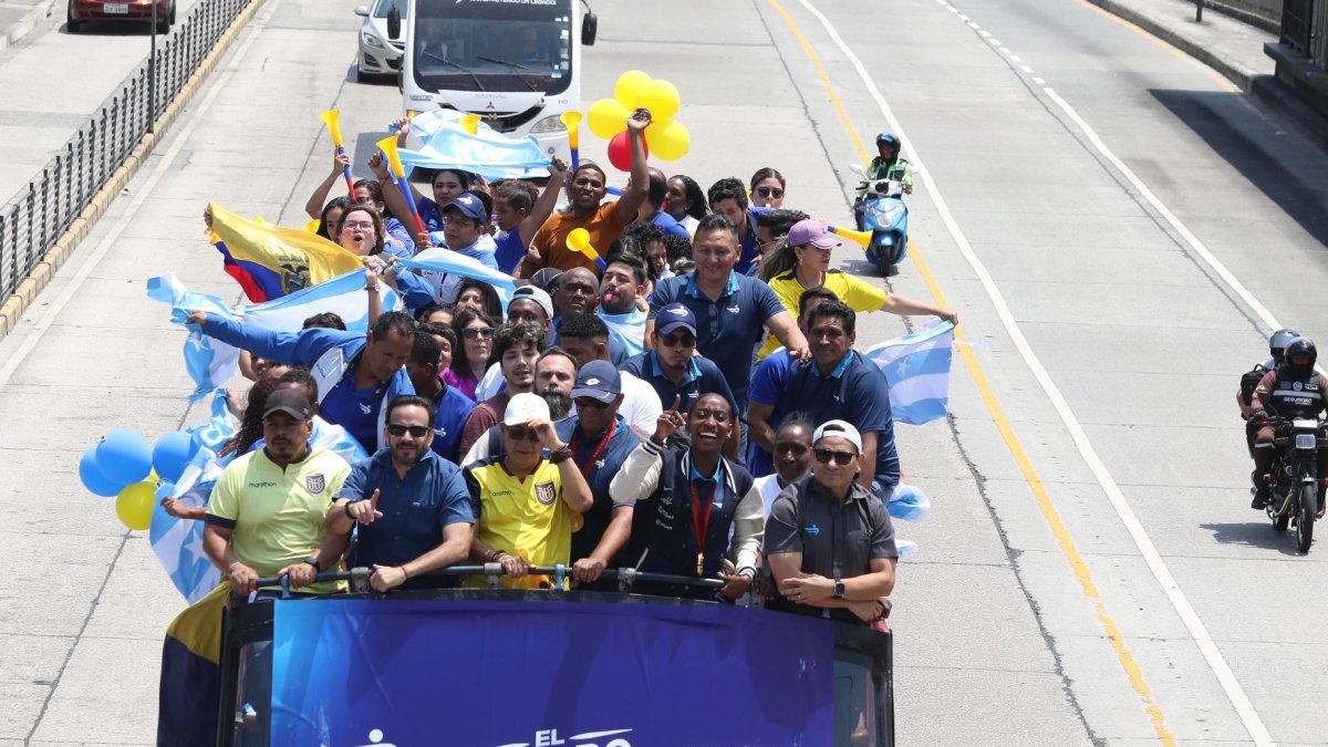 La caravana en homenaje a Kiara Rodríguez, por las calles de Guayaquil.