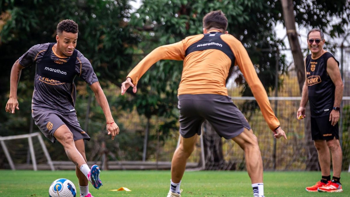 Byron Castillo (d) en dominio de la pelota, en el entrenamiento previo a la fecha de LigaPro