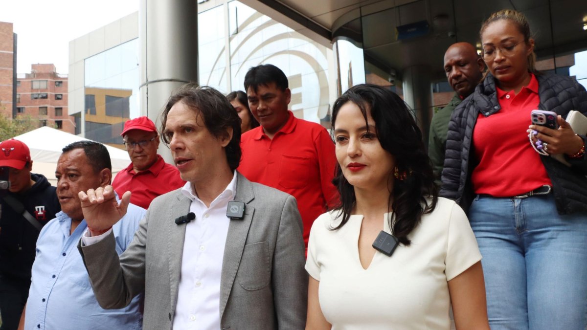 El binomio del Partido Socialista acudió al CNE para su inscripción simbólica.