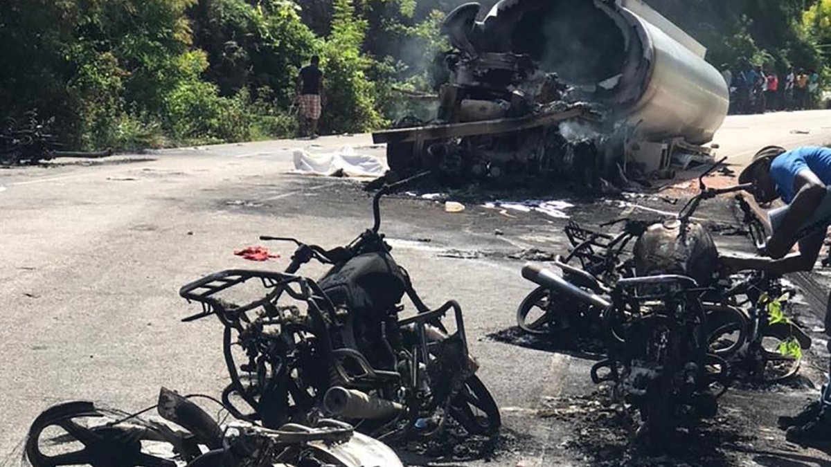 Los restos de motos incineradas y el camión cisterna que explotó este sábado en Miragoane (Haití).