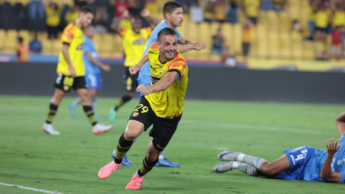 Octavio Rivero, delantero de Barcelona, fue autor de un doblete que liquidó a Macará por 2-1.