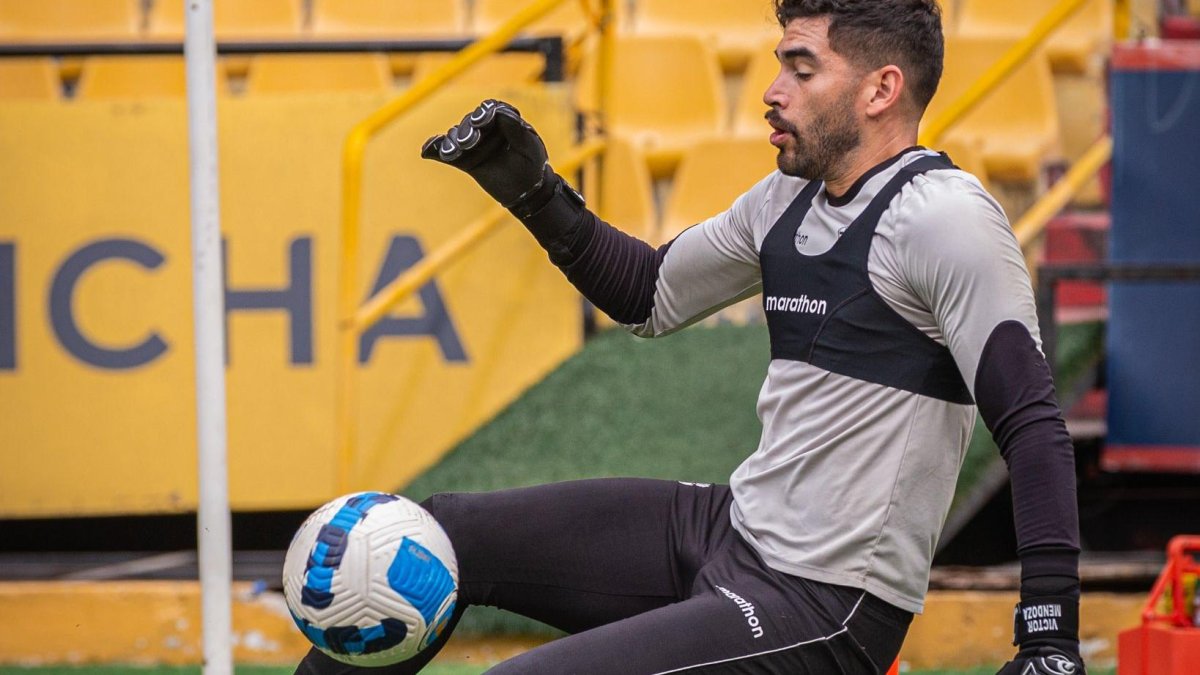 Víctor Mendoza no va más como arquero de Barcelona. El equipo cierra un ciclo de 10 años de servicio de manera fría.