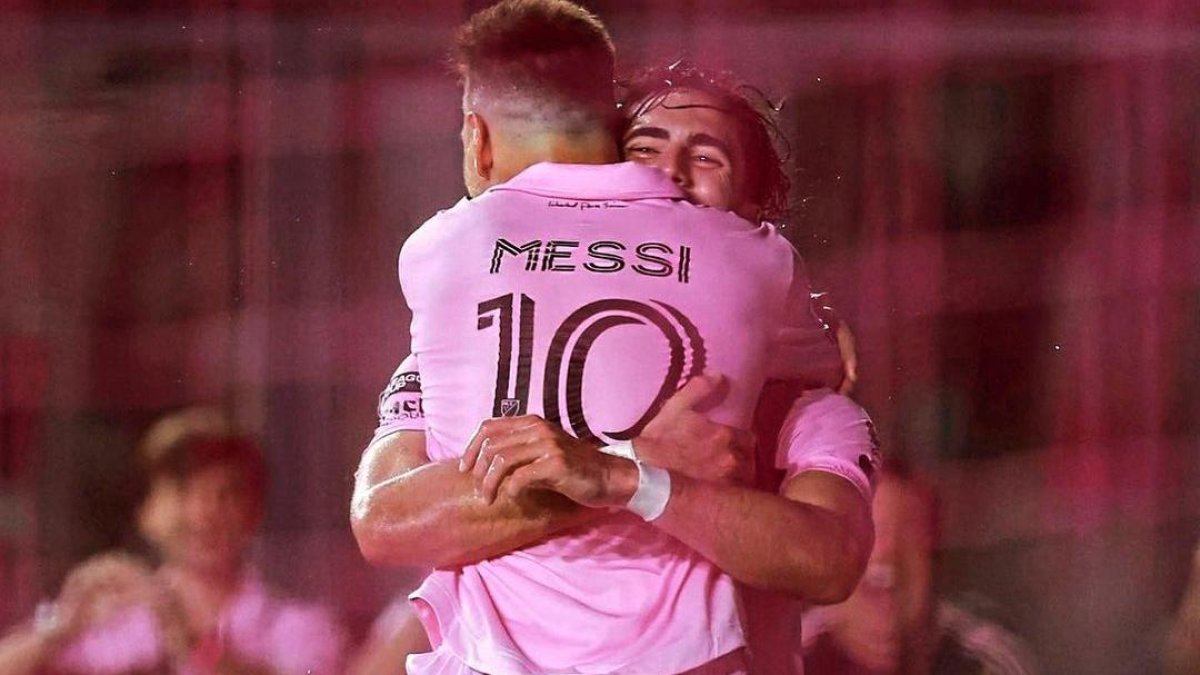 Lionel Messi abraza a Leonardo Campana en el festejo de gol de Inter Miami