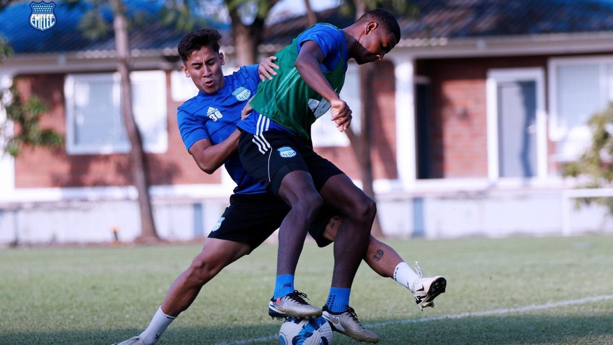 Entrenamiento de Bombillo en el Polideportivo los Samanes, norte de Guayaquil.