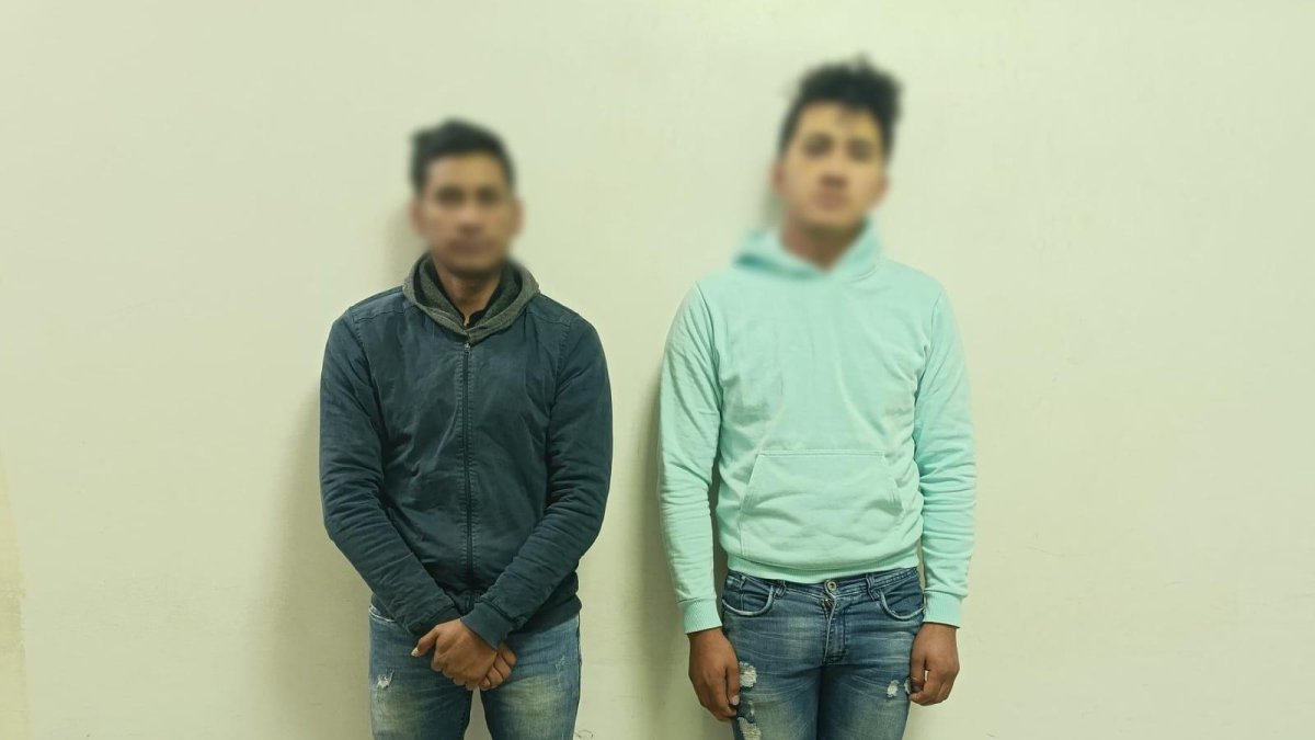 En el vehículo que estaban los ahora detenidos se encontró un arma de fuego.