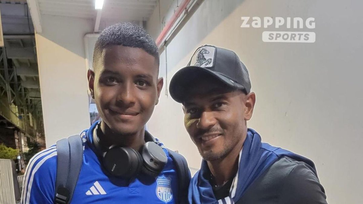 Diego Bagüí junto a su padre Óscar luego del triunfo de Emelec ante Técnico Uniersitario