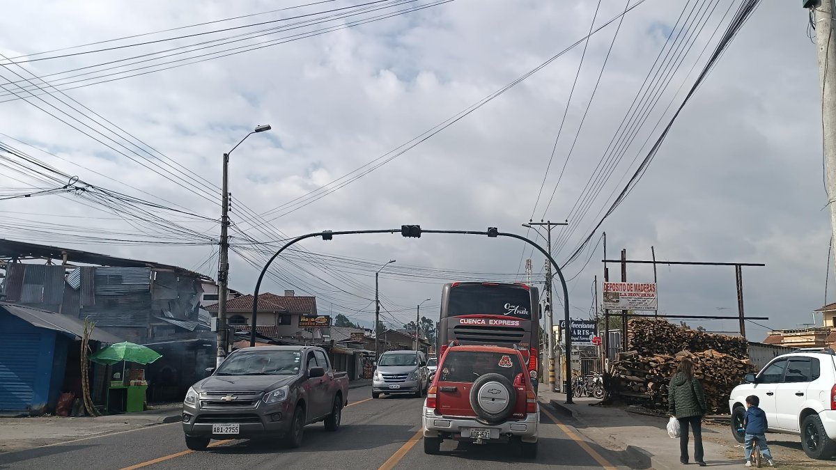 Señalización. Las torres de las luces informativas y la división de carriles ya fueron ejecutados sobre la vía.