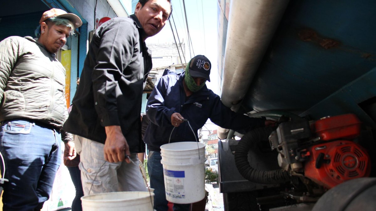 Ante los cortes de agua, las personas recurren a tanqueros.