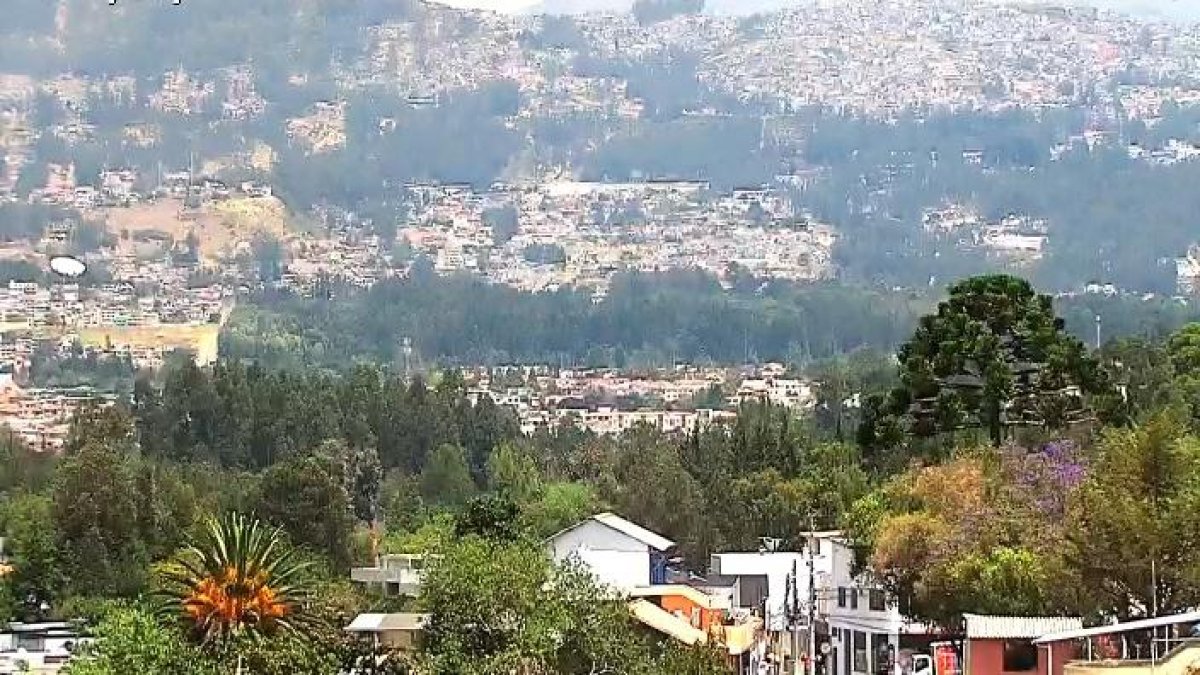El humo del incendio forestal en la Armenia, valle de Los Chillos, se podía observar desde la zona de la vía Intervalles.