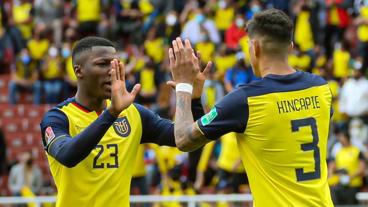 Moisés Caicedo (i) y Piero Hincapié en un partido de eliminatorias sudamericanas con la Tricolor