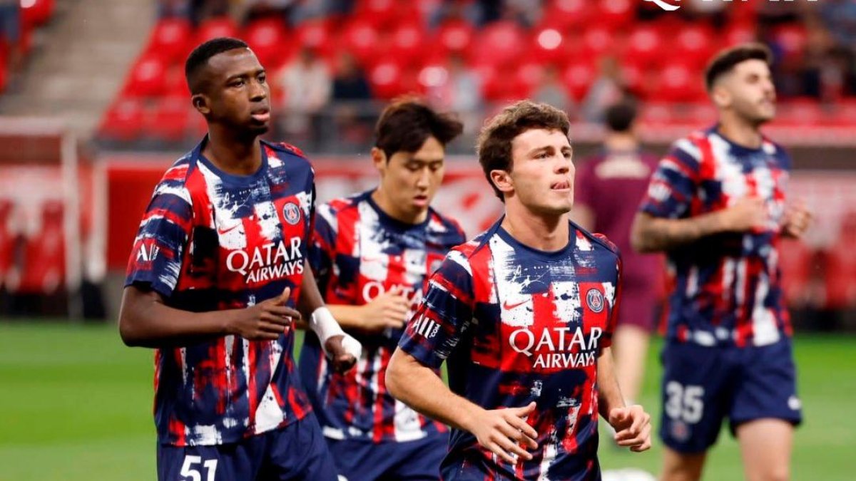 Willian Pacho (i) en el calentamiento previo al partido de PSG en Champions League