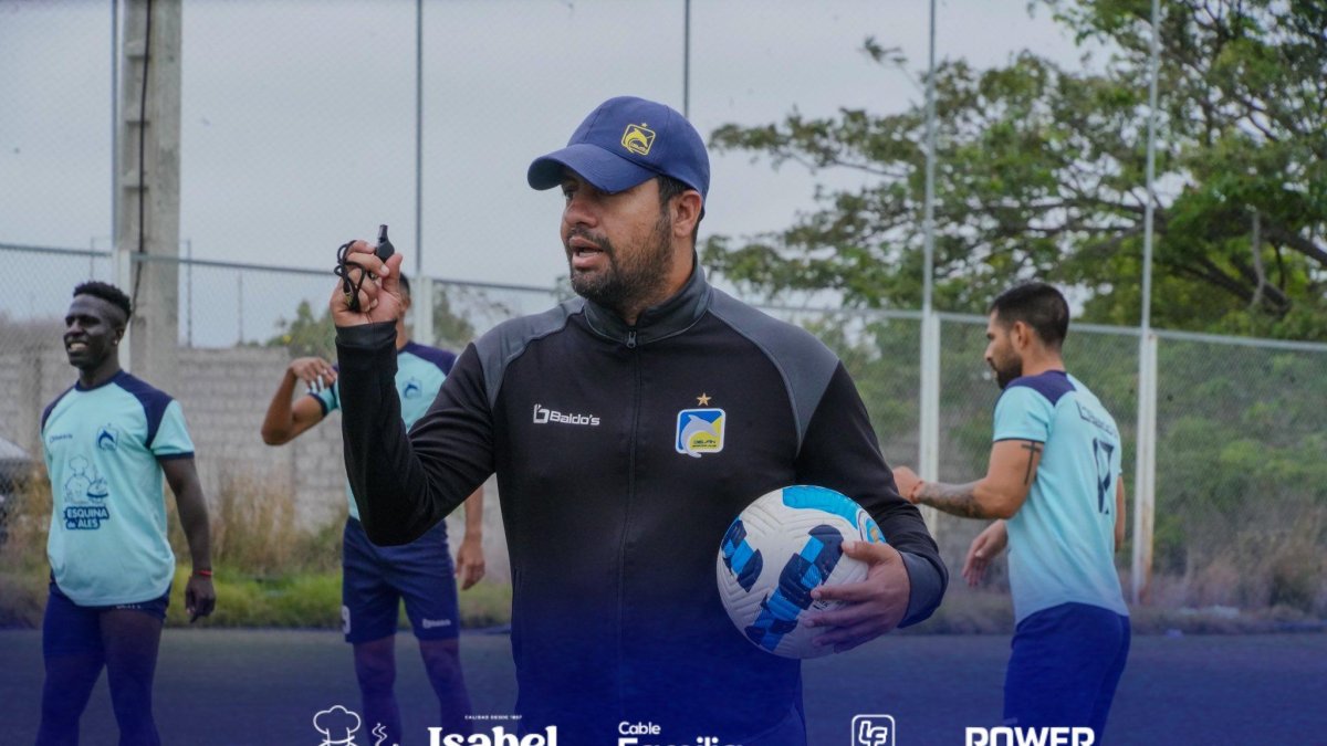Javier Carvajal es el nuevo entrenador de Delfín, es ecuatoriano y tiene 35 años.