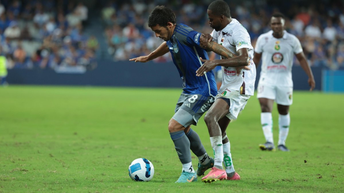 Marcelo Meli, volante de Emelec, protege el balón en un enfrentamiento ante Mushuc Runa.