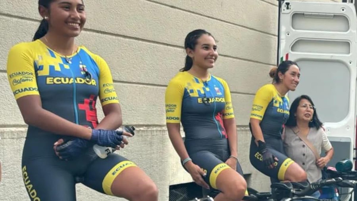 Natalia Vásquez (i), Marcela Peñafiel y Miryam Núñez, en una de las últimas prácticas previas a la ruta de la categoría elite damas del Mundial.