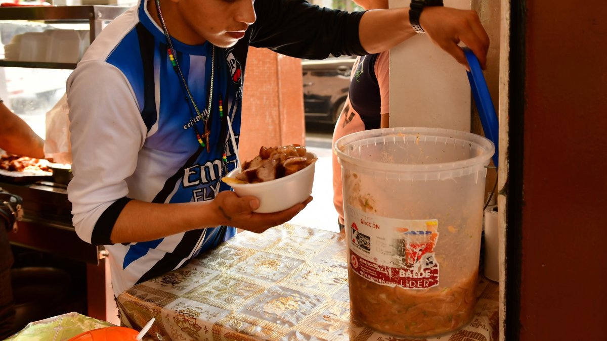 Almacenar alimentos en baldes y otros recipientes preocupa a la ciudadanía sobre las condiciones salubres de lo que consume.