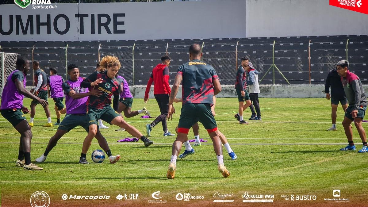 Mushuc Runa juega ante Técnico Universitario en el estadio Bellavista.