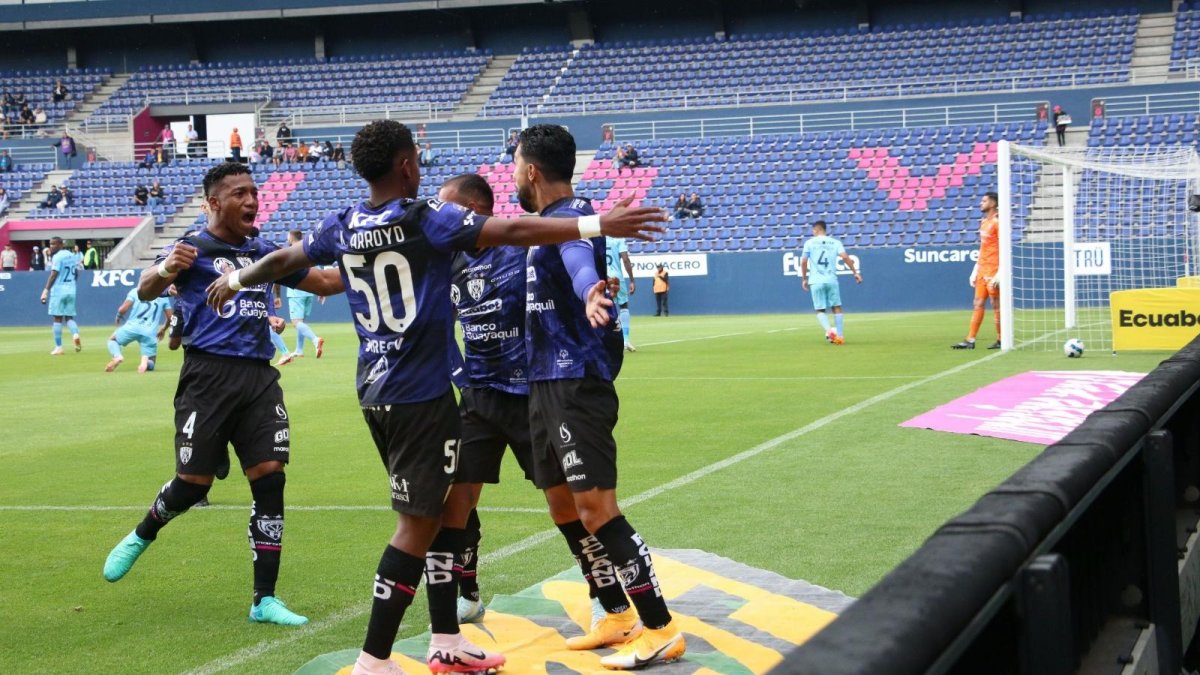 Jeison Medina y el festejo de Independiente en el primer gol.
