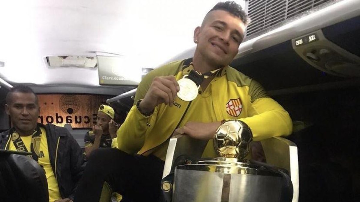 Mario Pineida y el trofeo que ganó en el 2020 ante Liga de Quito.