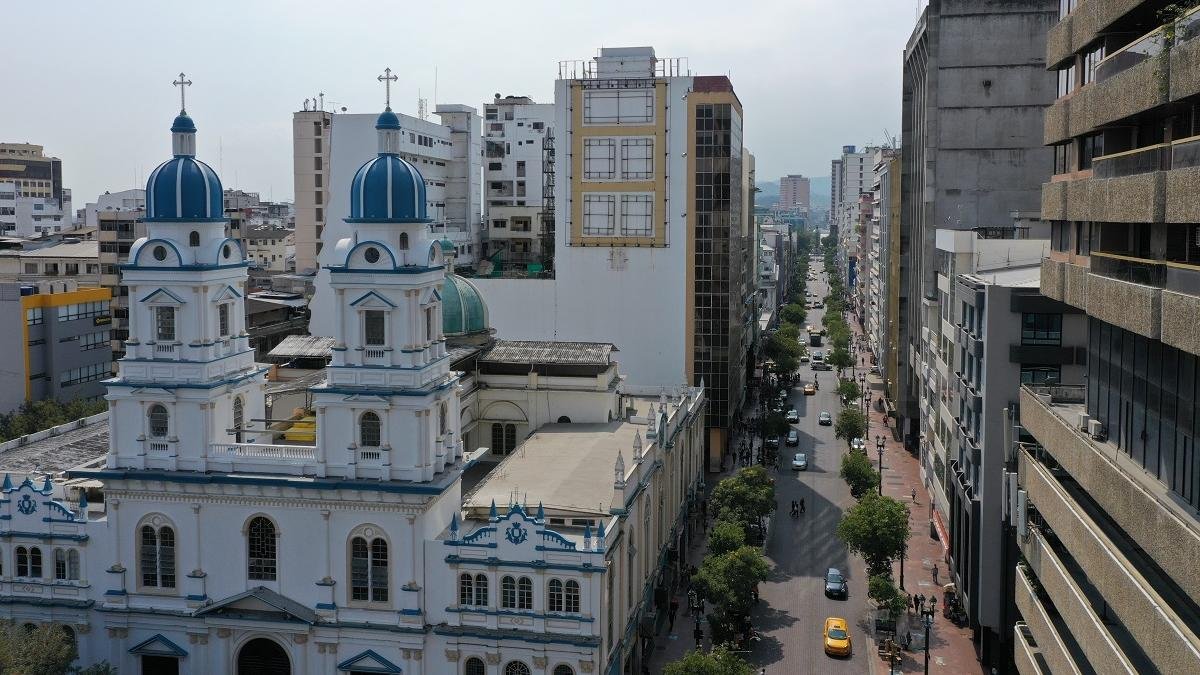 Vista panorámica de la avenida 9 de Octubre, principal arteria vial de Guayaquil.