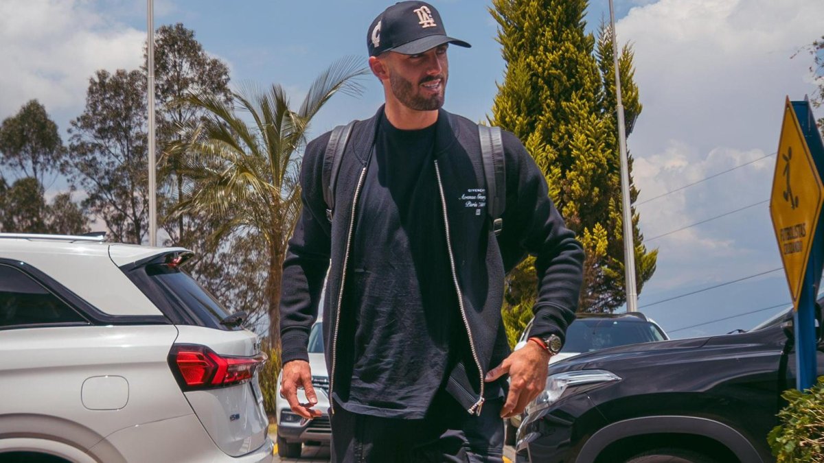 Leonardo Campana a su arribo a la Casa de la Selección en Quito.