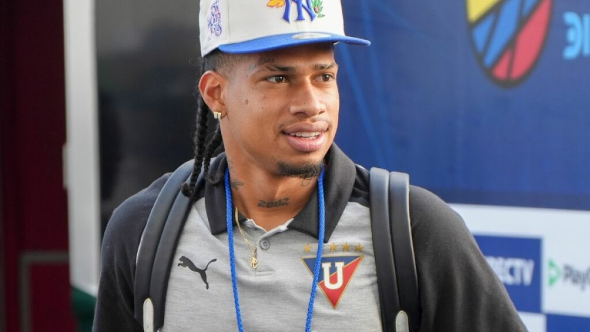 Angulo estaba jugando en Liga de Quito a préstamo, hasta diciembre de 2024, procedente del Cincinnati estadounidense.