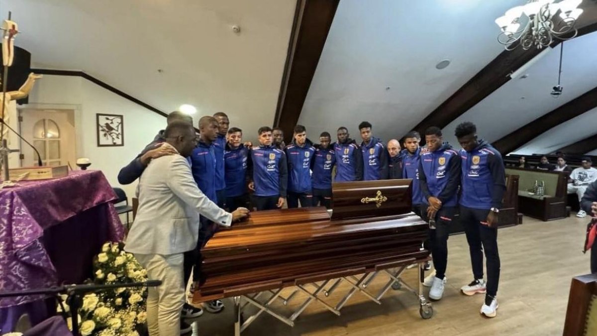 Jugadores de Ecuador, cuando fueron a despedir a Robert Cabezas.