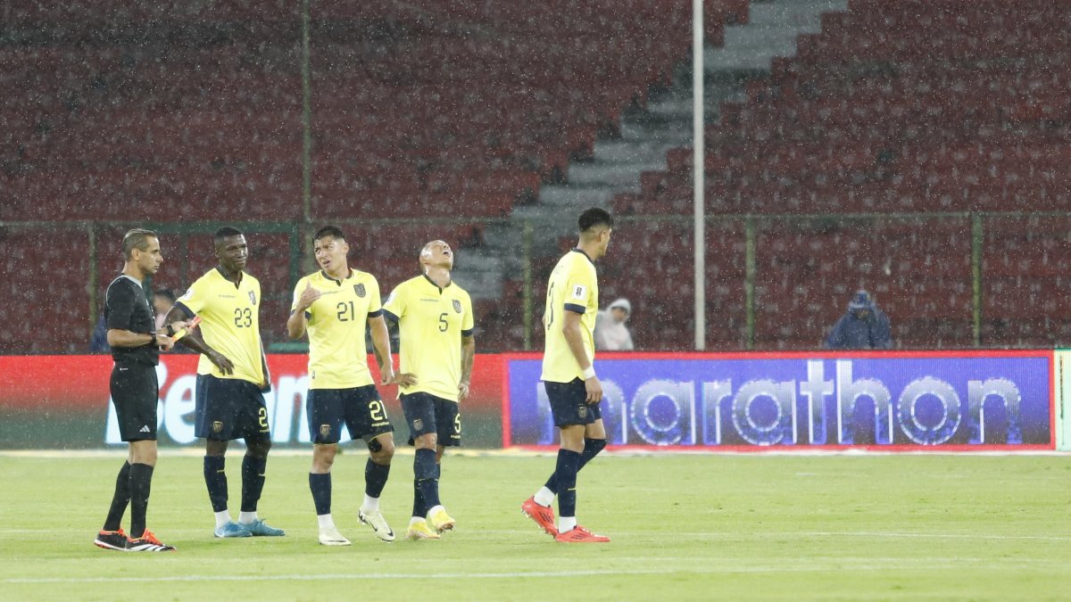 La amargura de los jugadores ecuatorianos al empatar 0-0 con Paraguay.