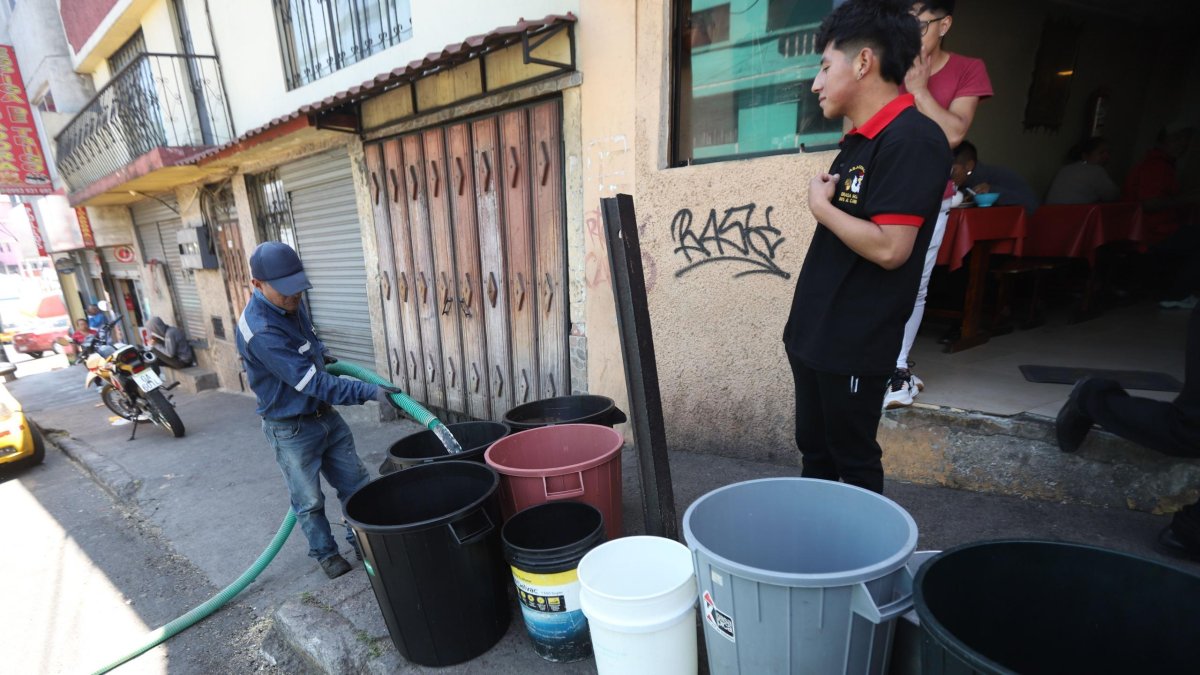 Situación. Los vecinos deben esperar a los tanqueros para abastecerse.