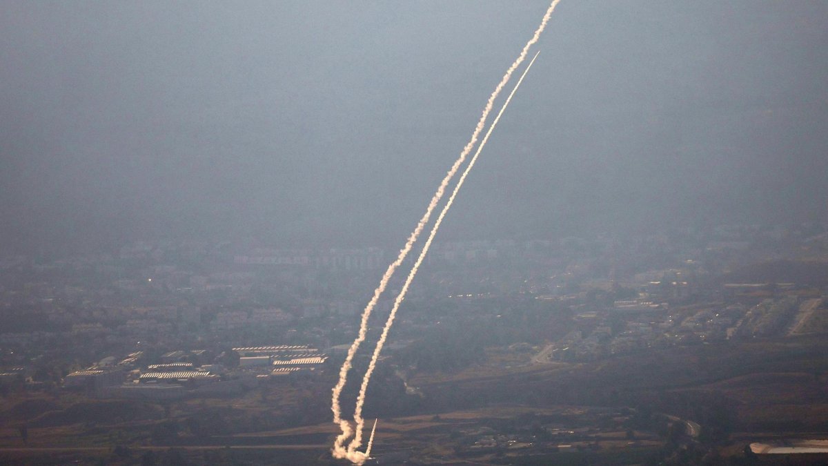 El sistema de defensa aérea israelí Cúpula de Hierro intercepta un misil disparado desde el sur del Líbano sobre Galilea occidental, en el norte de Israel, el 13 de octubre de 2024.