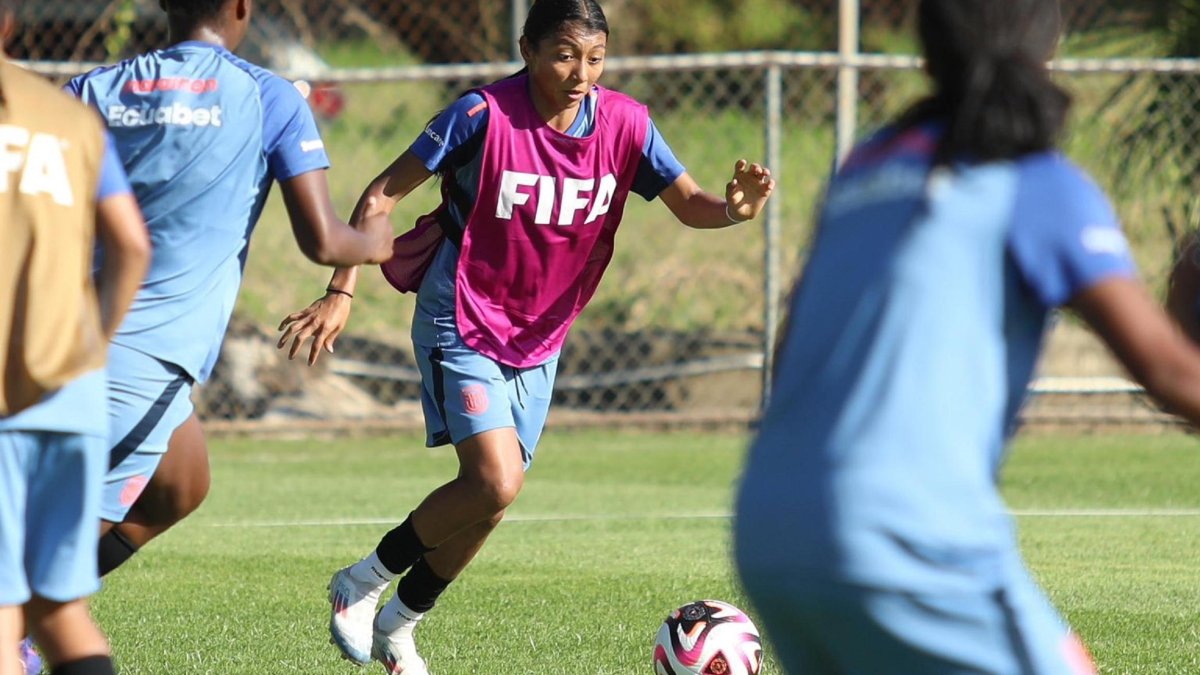 Evelyn Burgos volante de Ecuador en el Mundial sub 17.