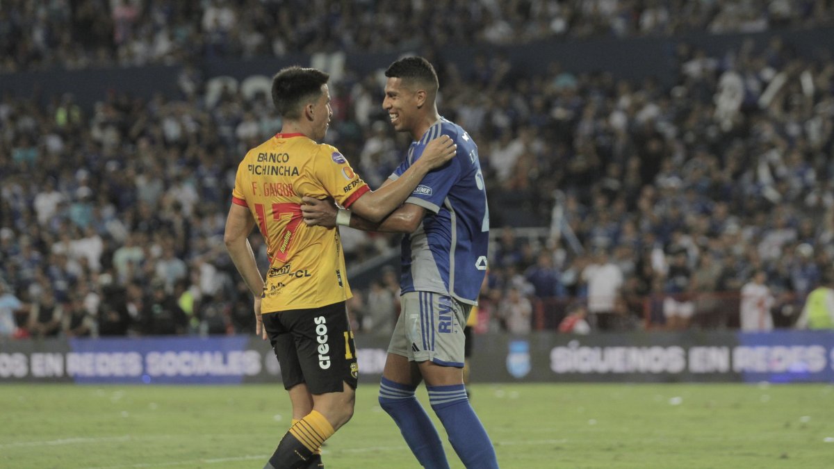 Fernando Gaibor (i), del Barcelona, y Luis Fernando León, de Emelec, se saludan durante un Clásico del Astillero en 2023.