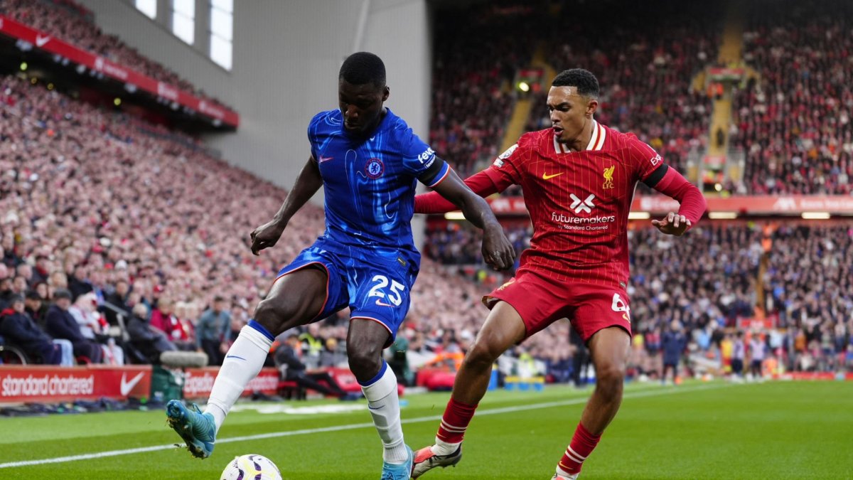 Moisés Caicedo disputa el balón con Alexander Arnold.