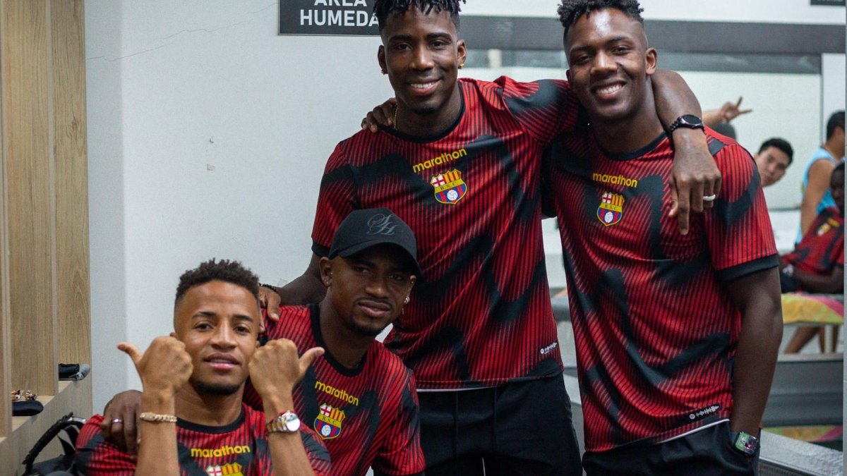 (De izq. a der.) Castillo, Arroyo, Adonis y Djorkaeff son manejados por Imagesport.