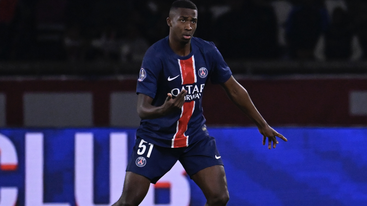El defensor ecuatoriano Willian Pacho jugando con PSG en la Ligue 1 de Francia