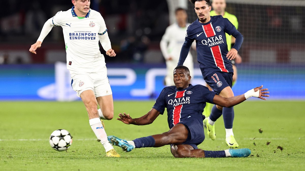 Willian Pacho (c) compartió la zaga parisina junto al capitán Marquinhos en el empate 1-1 ante PSV de local.