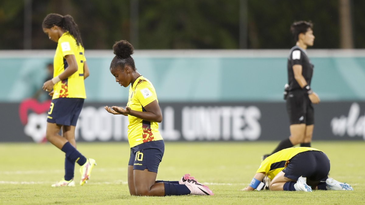 Jugadoras de Ecuador celebran la clasificación a cuartos de final de la Copa Mundial Femenina sub-17 tras vencer a Nueva Zelanda, en el estadio Cibao en Santiago de los Caballeros