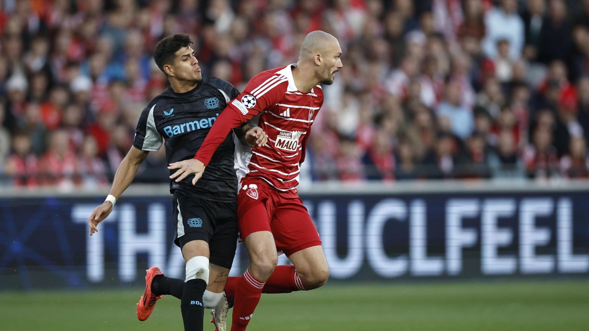 Piero Hincapié destacó en la defensa de Bayer Leverkusen.