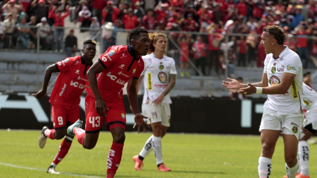 Jorge Ordóñez (i) festeja uno de los dos goles para El Nacional ante Mushuc Run en CopaEcuador