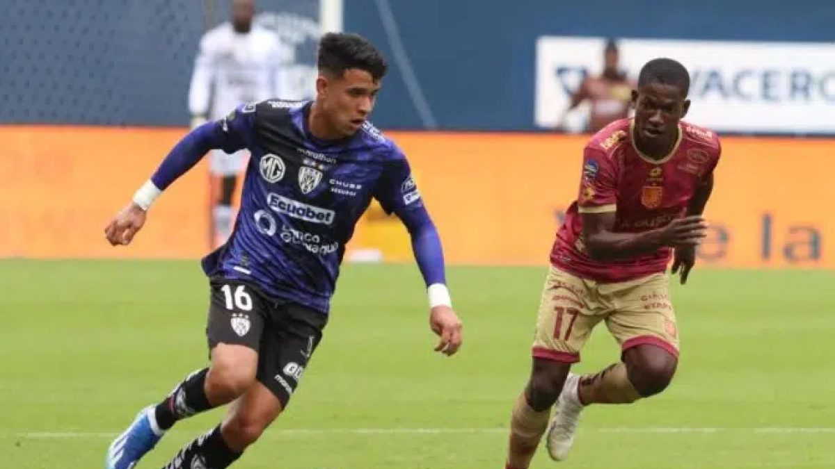 Kendry Páez (i) fue el autor del gol de la victoria de Independiente sobre Deportivo Cuenca en la primera etapa