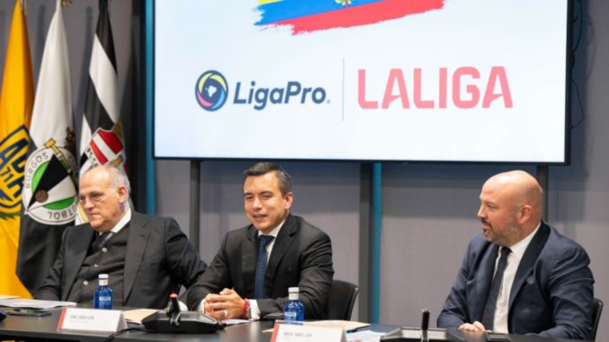 El Presidente de la República Daniel Noboa (c) junto a Javier Tebas, presidente de LaLiga española y Migue Angel Loor, titular de la LigaPro (d)