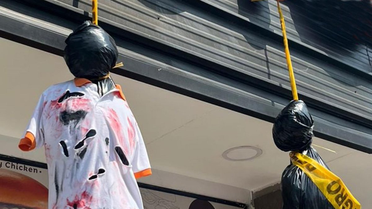 Halloween. La ciudadanía rechazó esta decoración de una tienda de Guayaquil, por recordar una escena de violencia que sufrió la ciudad.