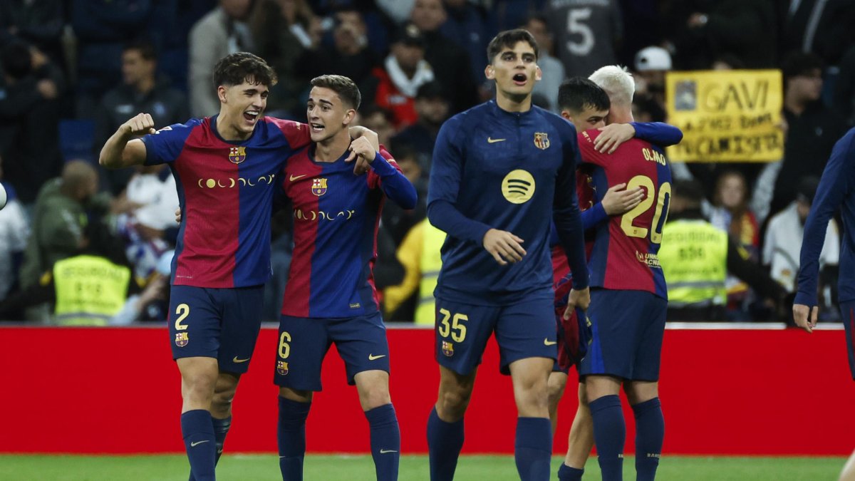 Los jugadores del FC Barcelona celebran la victoria tras el partido de la jornada 11 de LaLiga ante Real Madriden el estadio Santiago Bernabéu