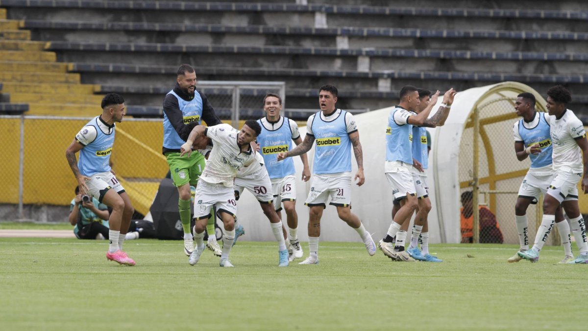 Robert Burbano hizo el gol de Orense, cuando se terminaba el primer tiempo.