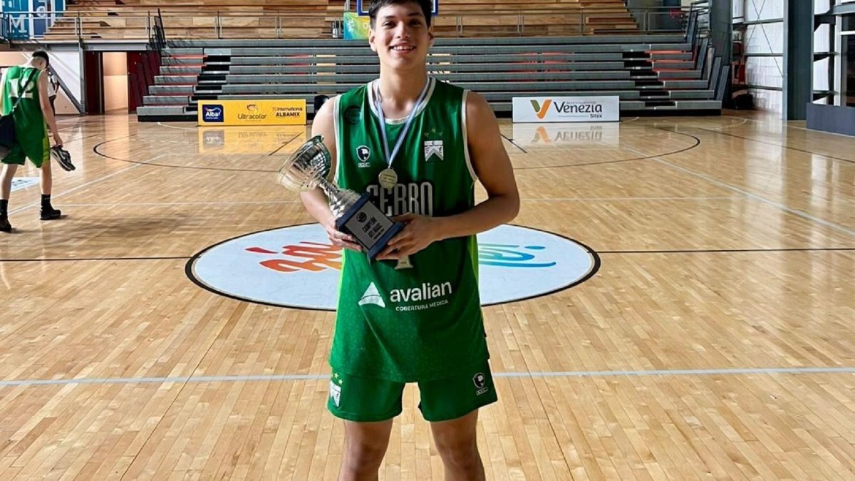 Juan Fernando Toledo, de 17 años y 1,97 metros de estatura, se coronó campeón nacional de Argentina.