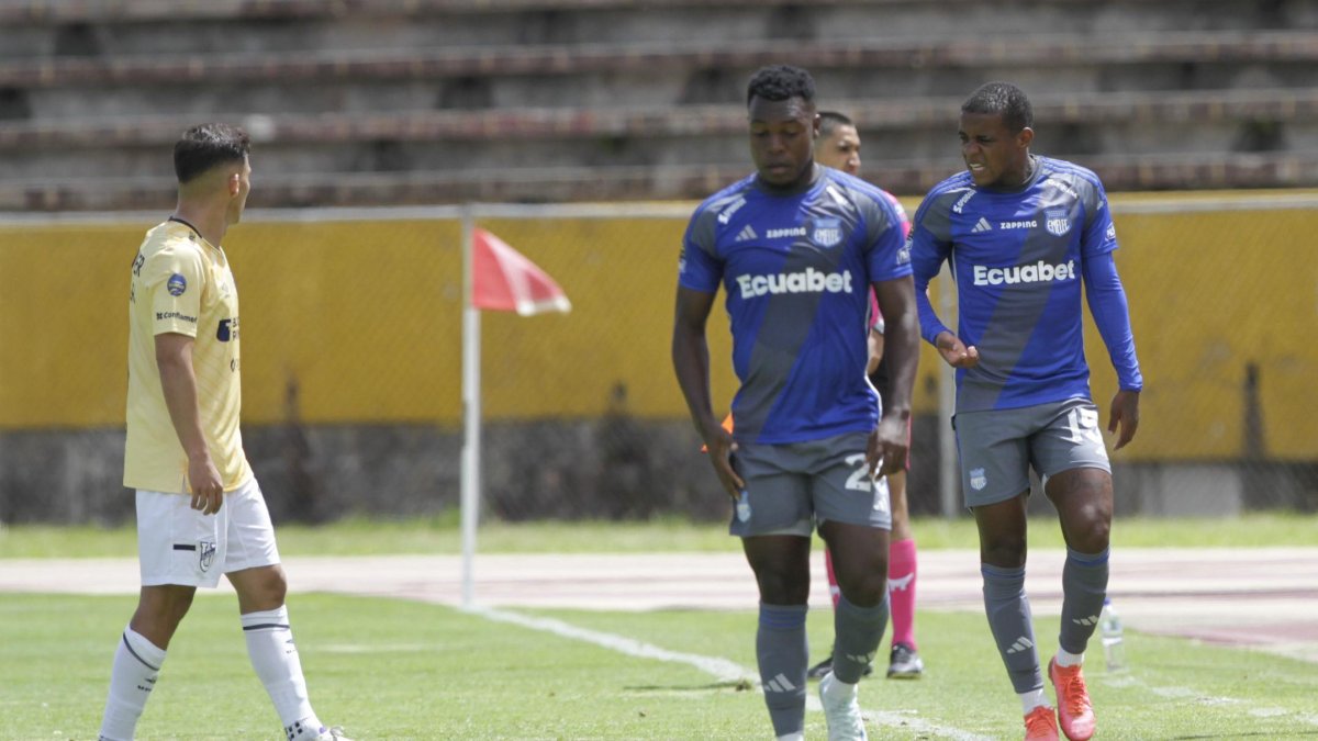 Jugadores de Emelec evidencian en sus rostros el malestar por la mala situación del equipo