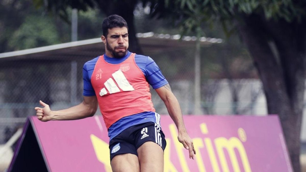 González durante una práctica en el Polideportivo Los Samanes, en el norte de Guayaquil.