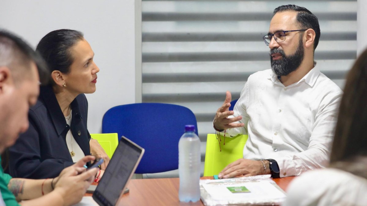 Inés Manzano, ministra de Energía (encargada) de Ecuador y Andrés Camacho, ministro de Minas y Energía de Colombia.