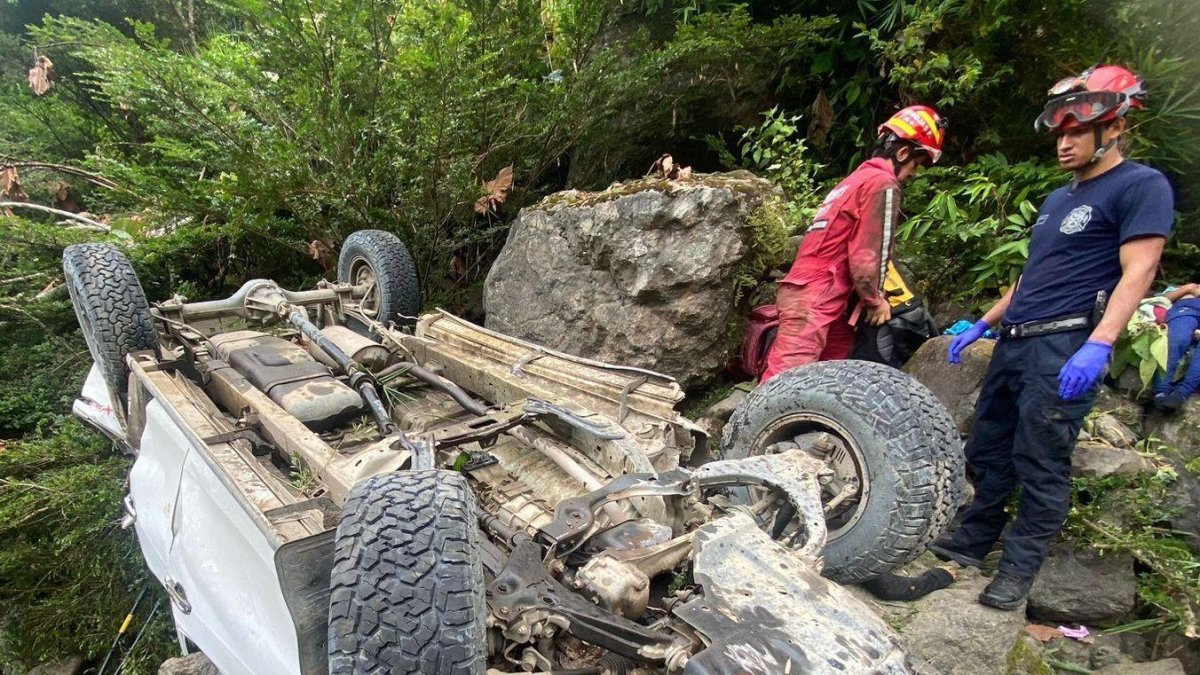 La camioneta quedó destrozada. Pese a eso, una niña logró sobrevivir.