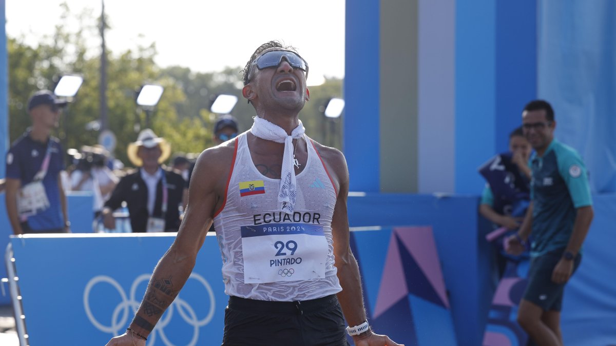 El atleta ecuatoriano Brian Daniel Pintado celebrando la medalla de oro al finalizar la prueba de los 20km marcha masculinos de los Juegos Olímpicos de París 2024.